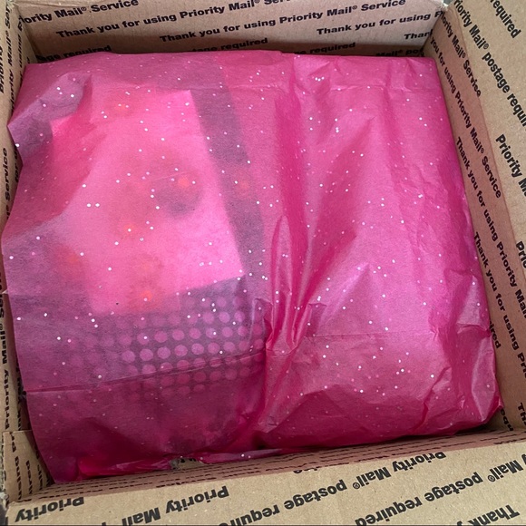 Cheryl Welcomes you to her closet! 💕 - Picture 5 of 8